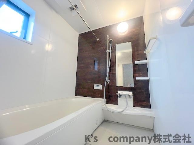 ■高座郡寒川町一之宮2丁目　中古戸建の浴室|茶色のパネルが落ち着いた雰囲気のバスルーム☆窓があり、湿気がこもりにくく換気もしやすい快適設計です☆