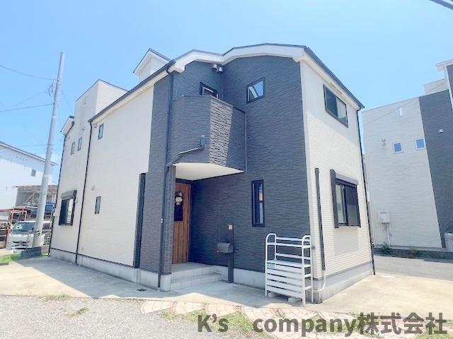 ■高座郡寒川町一之宮2丁目　中古戸建の外観|ホワイト×ダークグレーのツートンカラーが印象的な洗練されたデザインの外観☆