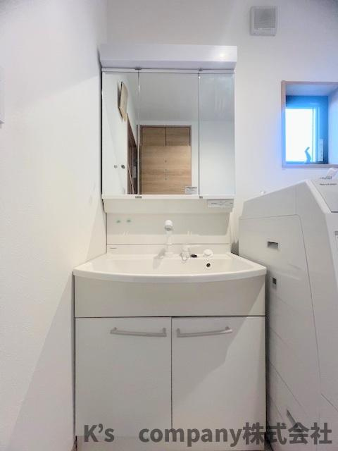 ■高座郡寒川町一之宮2丁目　中古戸建の独立洗面台|独立型の洗面台には三面鏡が付いていて、身だしなみのチェックもスムーズです☆鏡の裏には収納スペースがあるので洗面周りの小物をすっきりと収納することが出来ます☆