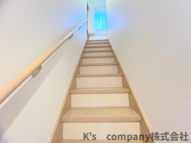 ■高座郡寒川町一之宮2丁目　中古戸建の内装|階段には手すりを設置しており子供から大人まで安全に上り下りすることが出来る安心設計です☆