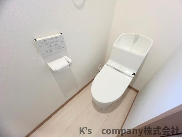 ■高座郡寒川町一之宮2丁目　中古戸建のトイレ|白を基調とした清潔感のある1階のトイレ◇