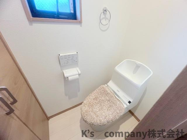 ■高座郡寒川町一之宮2丁目　中古戸建のトイレ|清潔感と快適性を兼ね備えた明るいトイレ空間☆窓があるので湿気や匂いを逃してくれます☆