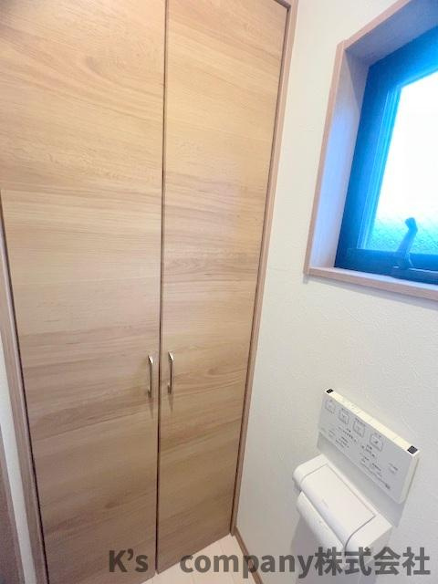 ■高座郡寒川町一之宮2丁目　中古戸建の収納|トイレには珍しい大容量の収納☆かさばるトイレットペーパーや掃除道具をスッキリとまとめることが出来ます♪