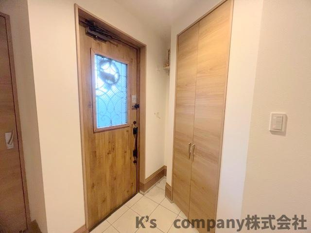 ■高座郡寒川町一之宮2丁目　中古戸建の玄関|やさしい光が迎えてくれる明るい玄関☆自然光が差し込み開放的な印象です☆来客時にも好印象で清潔感あふれる玄関まわりになっています☆