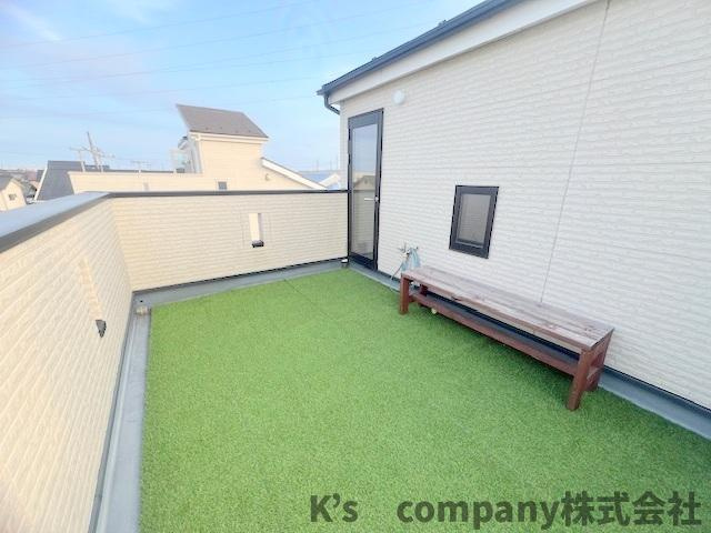 ■高座郡寒川町一之宮2丁目　中古戸建のバルコニー|ゆったりとした広さのスカイバルコニー☆周囲の視線を気にせず寛げる空間☆テーブルとイスを置いて、お食事やBBQ、読書などを楽しむことができ、花火大会もご自宅で鑑賞できるプライベート空間です☆