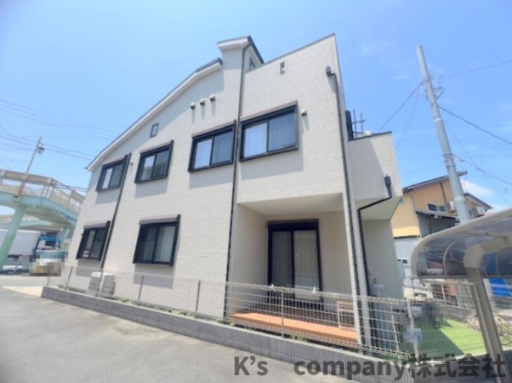 ■高座郡寒川町一之宮2丁目　中古戸建の外観|玄関側のデザインとは違った印象の南側からの外観☆大きな窓が多く設けられ、室内の採光の良さが外観からもうかがうことが出来ます☆