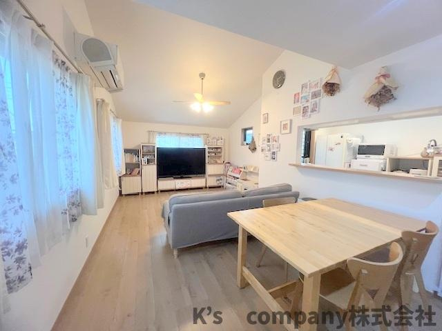 ■高座郡寒川町一之宮2丁目　中古戸建の居間・リビング|２階リビングにより、外からの視線を気にせず寛ぐことが出来、たっぷりの日差しが差し込む明るい空間になっています☆