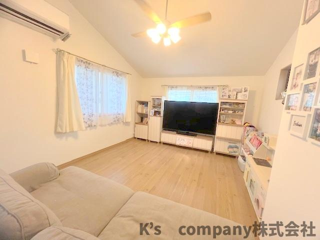 ■高座郡寒川町一之宮2丁目　中古戸建の居間・リビング|ゆったりとした広さの約20帖のLDK☆吹抜けになっているので開放感があります☆