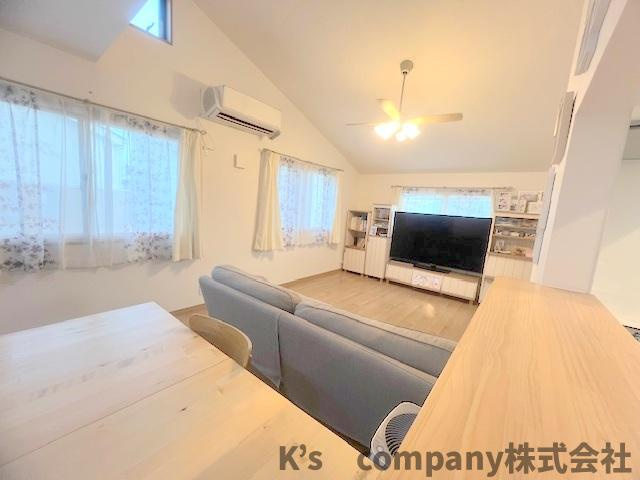 ■高座郡寒川町一之宮2丁目　中古戸建の居間・リビング|ダイニングスペースから見たLDK☆対面式キッチンにより、家族とコミュニケーションを取りながらの家事が可能です☆