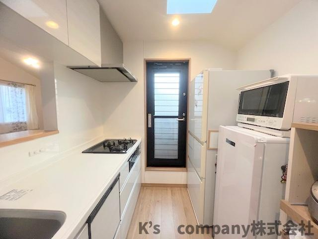 ■高座郡寒川町一之宮2丁目　中古戸建のキッチン|ゆったりとしたキッチンスペース☆キッチンの後方には食器棚などを置くスペースがあります◇