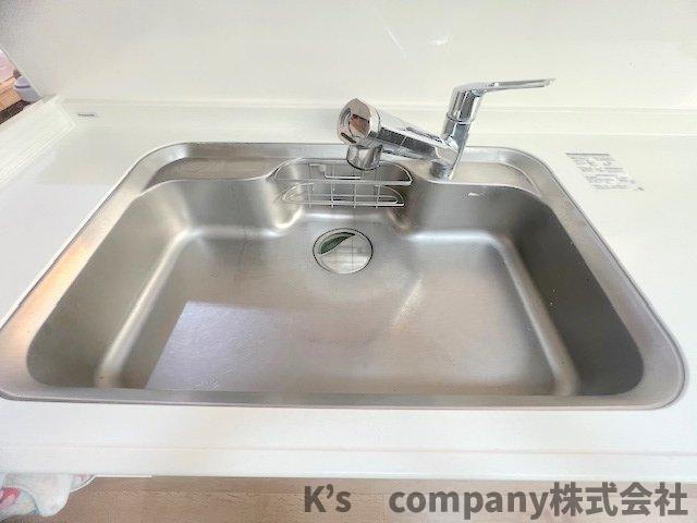 ■高座郡寒川町一之宮2丁目　中古戸建のキッチン|扱いやすいステンレス素材のシンク◇