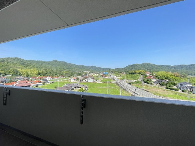 アルファスマート西条助実の展望|お部屋からは美しい山の風景が望めます。