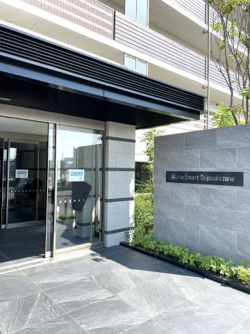 アルファスマート西条助実のエントランス|オートロック、防犯カメラもあり、セキュリティー面も安心です。