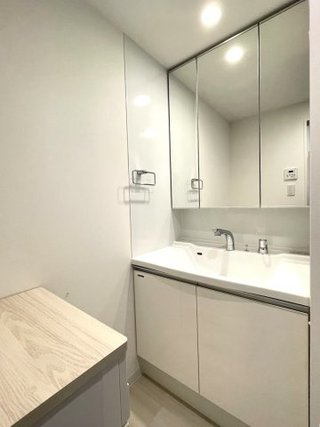 アルファスマート西条助実の独立洗面台|横幅の広い洗面化粧台です。鏡の裏は収納になっています。