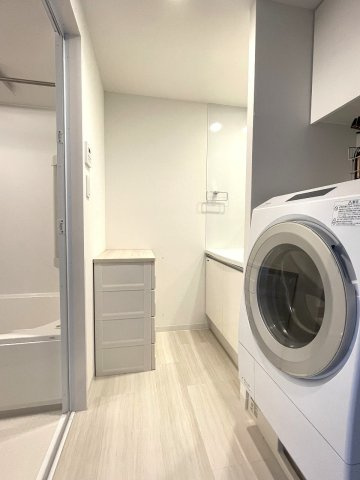 アルファスマート西条助実の脱衣所|吊り戸棚収納がある洗面所です。