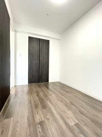 アルファスマート西条助実の洋室|約5.0帖のお部屋にはウォークインクローゼットが完備されており、しっかりと収納をすることができます。