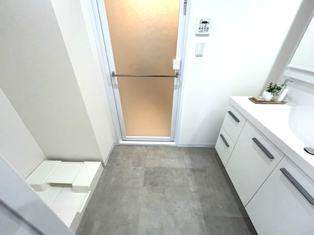 ユアコート武蔵藤沢の洗面所|ゆったりとスペースのある洗面所