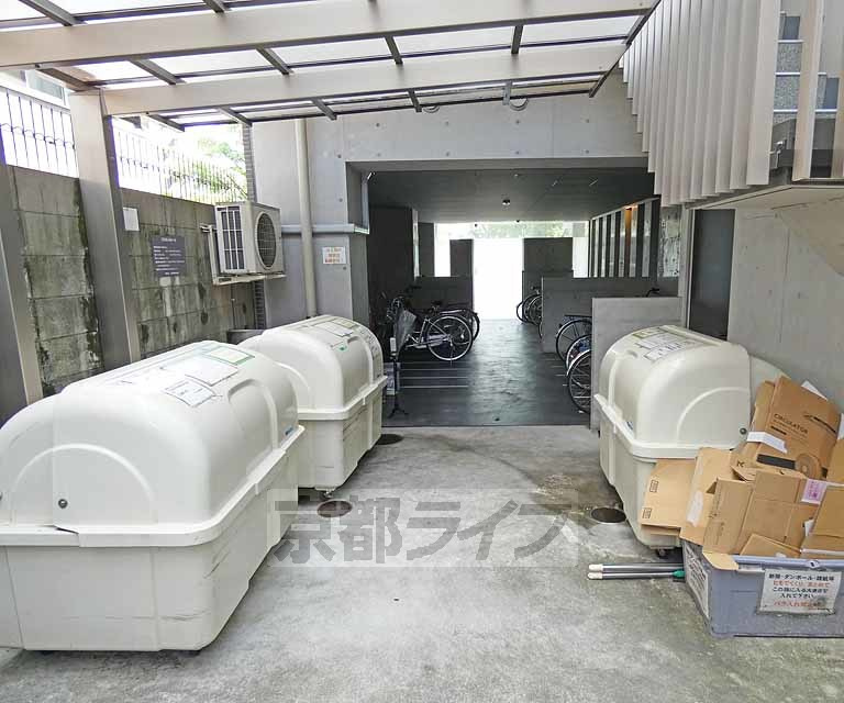 SILK HOUSEとなみ 2号館のロビー