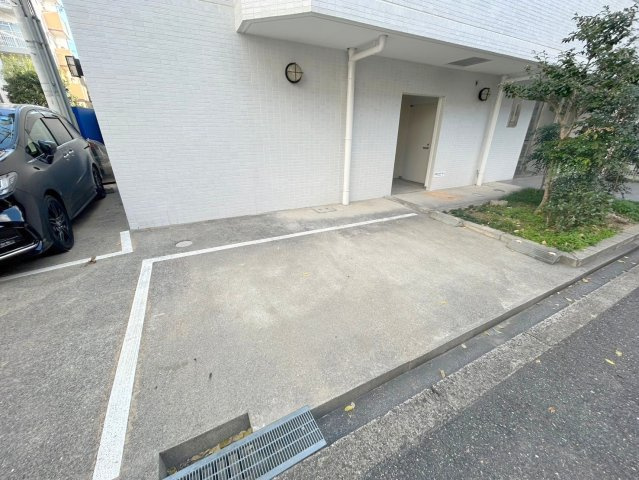 アドバンス新大阪IVの駐車場