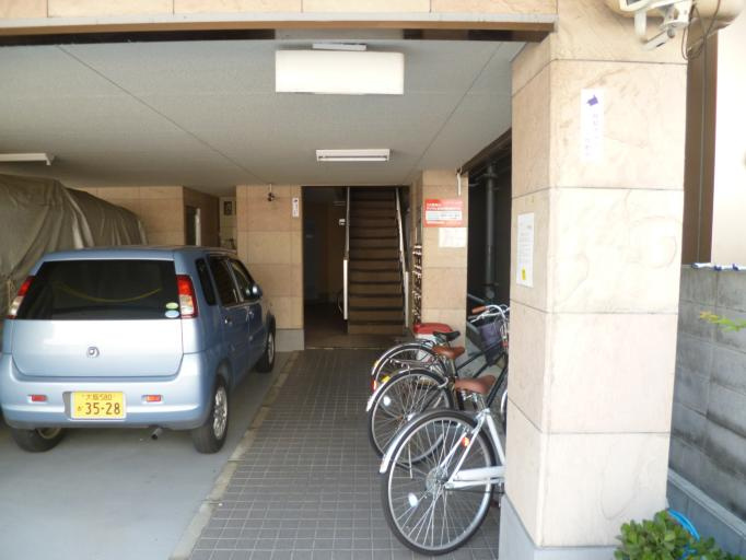 ロイヤルハイツ別所のエントランス|建物の内部です