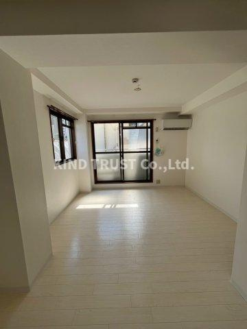 ロイヤルハイツ別所の居間・リビング|こちらのリビングで趣味の時間をお楽しみください