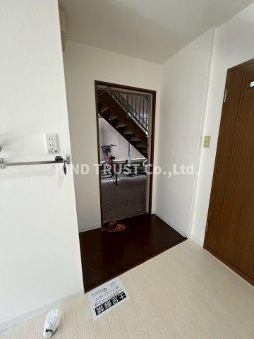 ロイヤルハイツ別所の玄関|収納もある玄関です