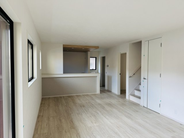 八王子市　椚田町　新築一戸建て　４期の居間・リビング|～20.0帖の明るく開放感のあるLDK、家族団欒の時間をお過ごしいただけます～