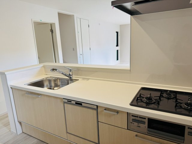 八王子市　椚田町　新築一戸建て　４期の内装|～リビング側の家族とコミュニケーションをとりやすいキッチンです～