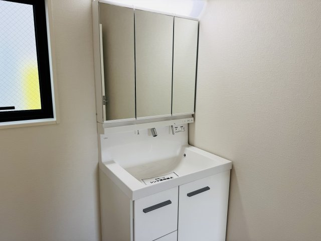 八王子市　椚田町　新築一戸建て　４期の独立洗面台|～３面鏡付きの独立洗面台　細々している物をスッキリ収納出来ます～