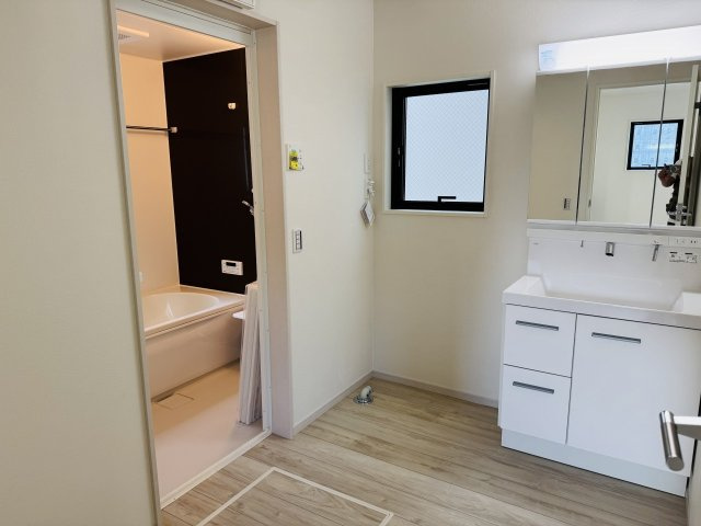 八王子市　椚田町　新築一戸建て　４期の脱衣所|～窓付きで明るい洗面所　換気もしやすいです～