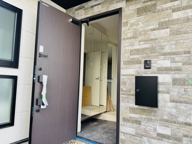 八王子市　椚田町　新築一戸建て　４期の玄関|～玄関は安心のWロックキーを採用～