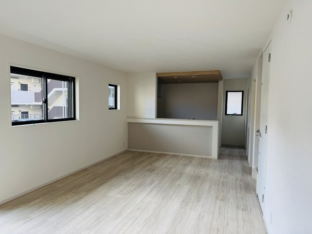 八王子市　椚田町　新築一戸建て　４期の居間・リビング|～20.0帖の明るく開放感のあるLDK、家族団欒の時間をお過ごしいただけます～