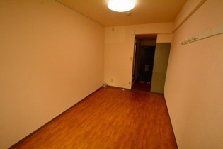 エアコン付きの7帖の洋室です♪