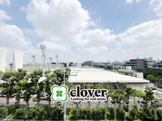 【展望】 | 眼前に広がる空の雄大さと、このお部屋の自慢の一つである「眺望」をご覧ください。毎日、この景色を独り占めできる新生活に夢が広がります。～即日のご見学可能～　お問合せはお気軽にどうぞ。