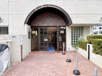 【エントランス】 | お客様を、そして住人を出迎えてくれるマンションのエントランス。ゴミが落ちていないことからも、管理状態の良さや住民の節度の高さが見て取れます。～即日のご見学可能～　お問合せはお気軽にどうぞ。
