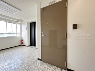 【その他共用部分】 | 皆様をお迎えする、お部屋の玄関ドア。開けやすさや開放角度、ドアノブの操作しやすさや鍵の形状などを、現地で一度ご確認ください。～即日のご見学可能～　お問合せはお気軽にどうぞ。