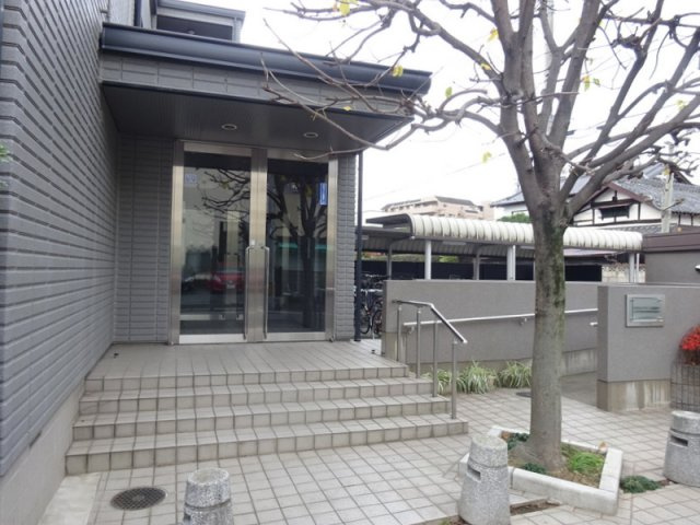 リスト・メゾン南浦和のエントランス