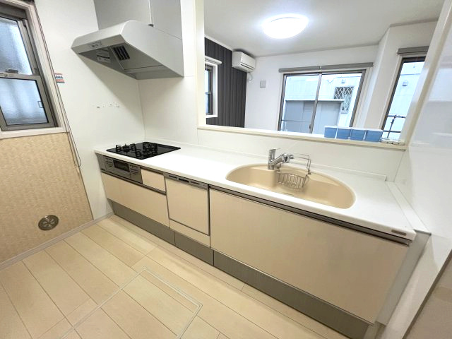 小手指南6丁目のキッチン|収納棚付きキッチンです！食器やお料理器具もたくさん入ります！