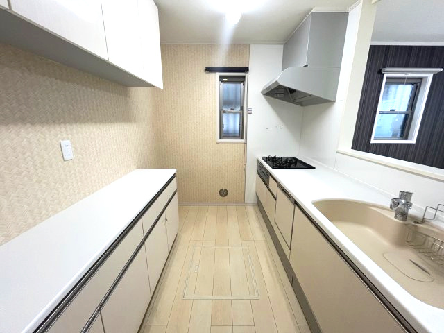 小手指南6丁目のキッチン|収納がたくさんあるキッチンは、必要なものをすぐ取り出せる使い勝手の良さが魅力！家事をしながらも空間が整っているため、リビングから見てもすっきりした印象です♪