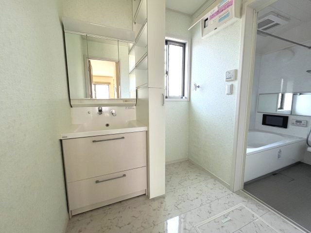 小手指南6丁目の洗面所|独立洗面台が使いやすく、鏡面床が光を反射して空間をより広く感じさせる洗面所！毎日の身支度がスムーズに行える快適な空間です♪