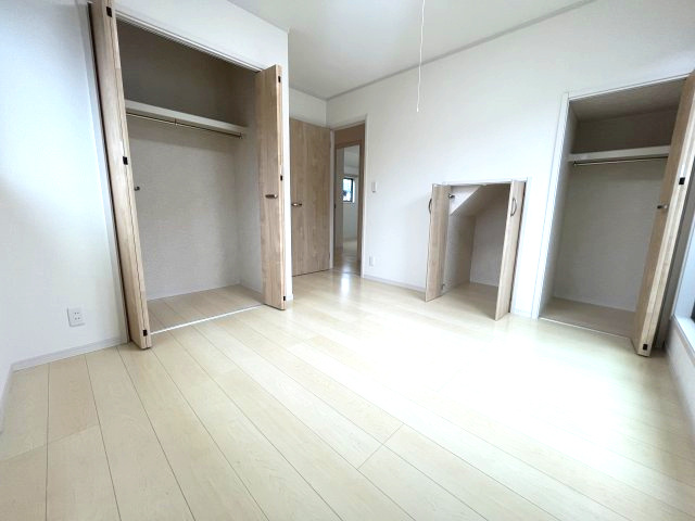 小手指南6丁目の寝室|主寝室には豊富な収納を備えており、衣類や季節物もしっかり片付けられるゆとりある空間です♪