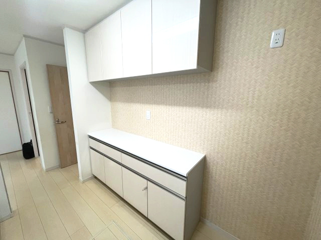 小手指南6丁目のキッチン|キッチンにはカップボードを設置しており、秋桜も豊富で使い勝手の良い空間です♪