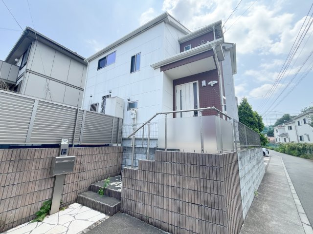 小手指南6丁目の居間・リビング|リビングは広々と開放的。窓からの光も入りやすく、家族団らんや趣味の時間を楽しむのにぴったりの空間です♪