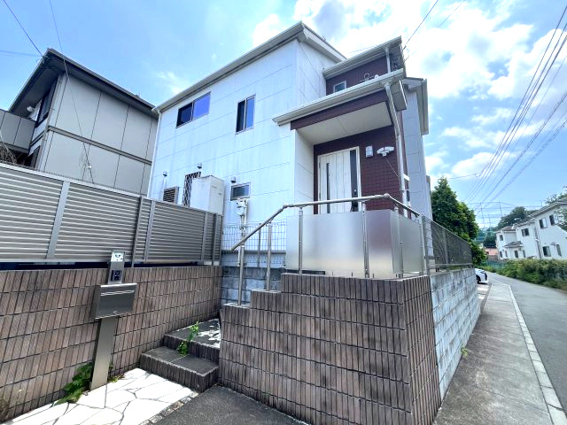 小手指南6丁目の居間・リビング|アクセントクロスがおしゃれです♪