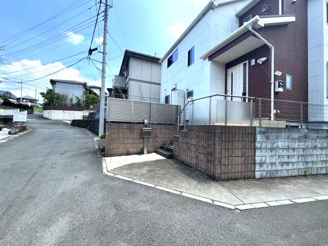 小手指南6丁目の玄関|収納もある広い玄関です！