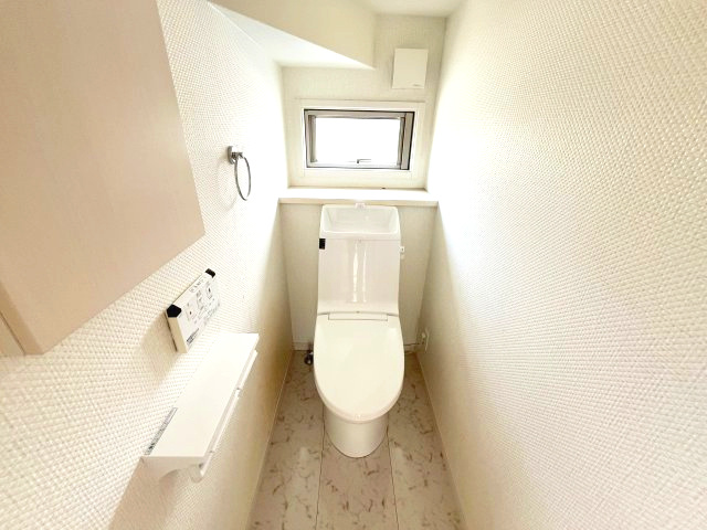 小手指南6丁目のトイレ|ゆったりとしたトイレなので座ったときの圧迫感がなく、心地よく落ち着ける空間になっています♪