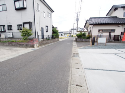 【前面道路含む現地写真】 | QUADRIFOGLIO　瀬上町５期　１号棟