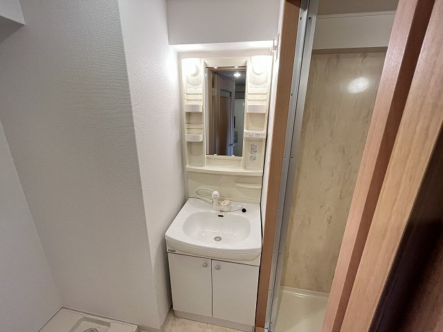 独立洗面台、小物を置くことができて便利です