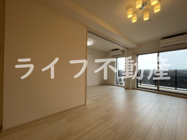 プレジオ永和ASIANの居間・リビング|こちらのリビングで趣味の時間をお楽しみください