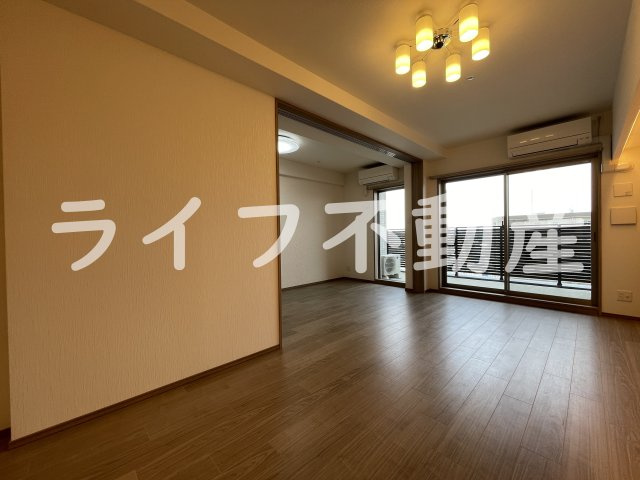 プレジオ永和ASIANの居間・リビング|こちらの居間で趣味の時間をお楽しみください